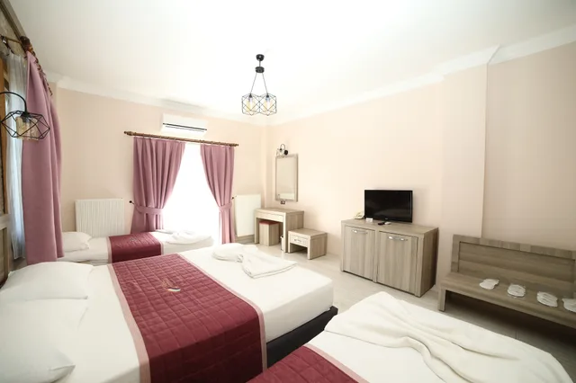 غرفة سوبيريور رباعية بسرير مزدوج وسريرين منفصلين بإطلالة على الحديقة بشرفة، Kuzey Park Hotel Arc-En-Ciel 3/4