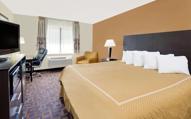 غرفة بسرير كينج، Super 8 by Wyndham Decorah 1/3