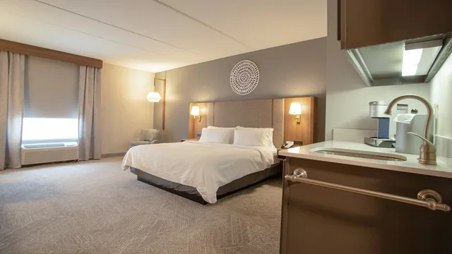 غرفة قياسية بسرير كينج مع أريكة، Holiday Inn Midland 3/8