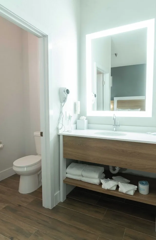 Upgrade, Suite, King Bed، Clarion Inn and Suites Central Clearwater Beach FL 5/7