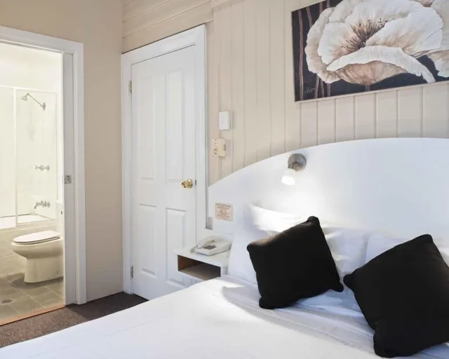 غرفة بسرير كوين وسريرين فرديين بغرفتي نوم، Blue Mountains Heritage Motel 3/5