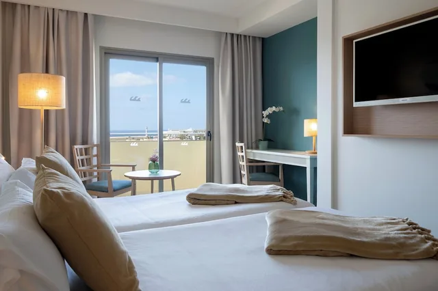 Family Suite, Single, Twin Beds, Sea View, Sofa, Priority Location، Iberostar Waves Gaviotas Park 4/6