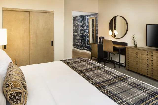 غرفة قياسية بسرير كينج، Hotel Indigo Boston Garden 4/6