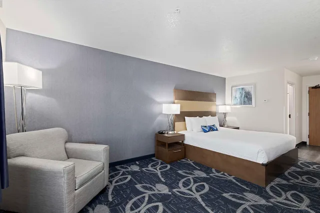 غرفة كبيرة بسرير كينج، Best Western Plus Twin Falls Hotel 3/4