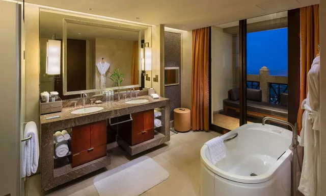 جناح بسرير كينج بغرفة نوم واحدة مع دخول الصالة، Hilton Qingdao Golden Beach 3/3
