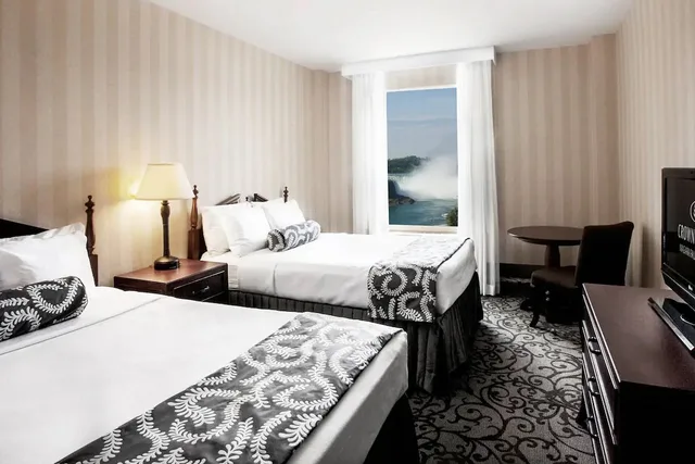 Upper, 2 Queen Beds, Falls View، The Brock Niagara Falls Fallsview, Tapestry by Hilton 1/2
