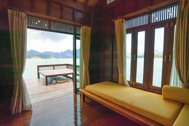 جناح ديلوكس بسرير كينج وفرشتي فوتون مع أريكة، 500 Rai Khao Sok Floating Resort 3/3
