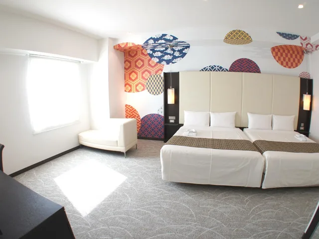 غرفة بسريرين منفصلين بإطلالة بحوض استحمام في الطابق العلوي، Hotel Bestland 1/1
