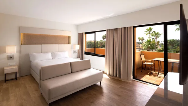 Deluxe, King Bed, Balcony, DoubleTree by Hilton Islantilla Beach Golf Resort 2/6