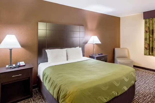 غرفة بسرير كينج، Quality Inn & Suites Caseyville - St. Louis 7/8
