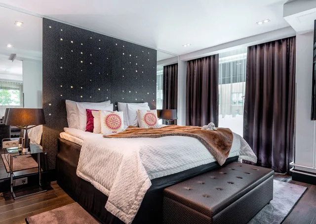 1 King and 1 Single Beds, Street View، Arctic Light 1/1