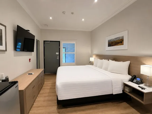 غرفة قياسية بسرير كينج، Colonial Hotel & Suites 3/4
