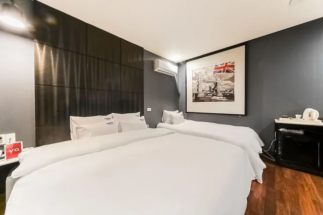 غرفة ديلوكس بسريرين منفصلين وسرير كينج وسرير فردي، Hotel 2 Heaven Songdo 6/10