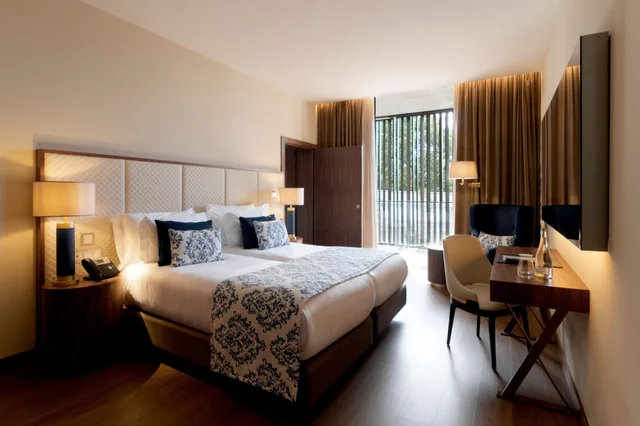 غرفة عائلية بسرير كينج بشرفة، Boeira Garden Hotel Porto Gaia, Curio Collection by Hilton 3/6