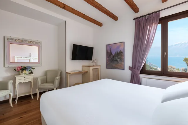 غرفة كلاسيكية بإطلالة على البحيرة في الملحق، Boutique Hotel Villa Sostaga 8/10