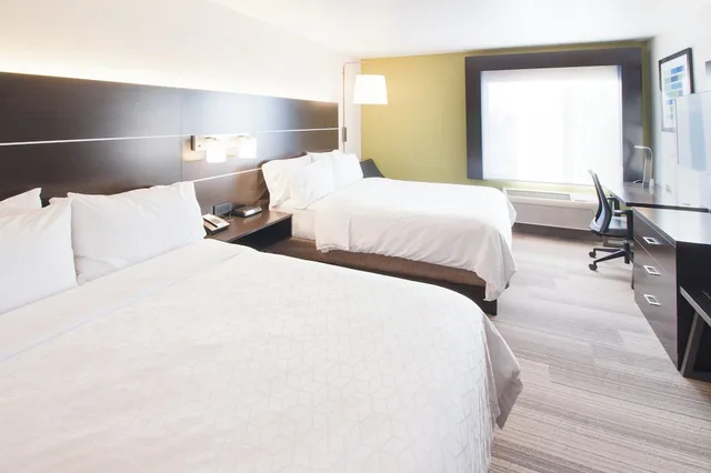 غرفة قياسية بسريرين كوين، Holiday Inn Express Hotel And Suites Worthington 1/3