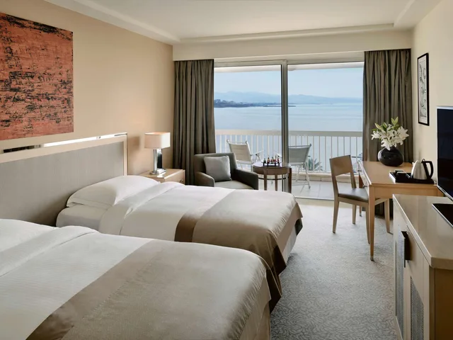 غرفة ديلوكس بسرير مزدوج أو سريرين منفصلين بإطلالة على البحر، Movenpick Hotel Beirut 1/4