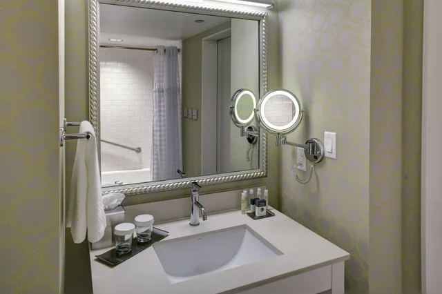غرفة بسرير كينج بإطلالة على المدينة، Doubletree By Hilton Hotel Biloxi 5/5
