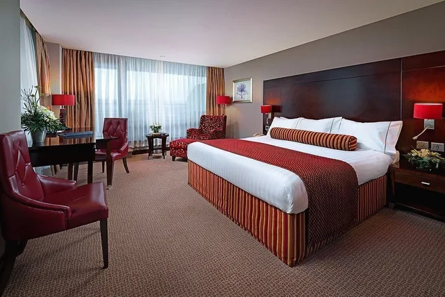 Executive, King Bed, The Savoy Hotel 4/6