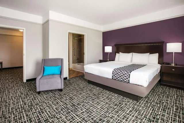 جناح بسرير كينج بغرفة نوم واحدة بحوض استحمام لذوي الإعاقة، La Quinta Inn and Suites by Wyndham Brownwood 1/5