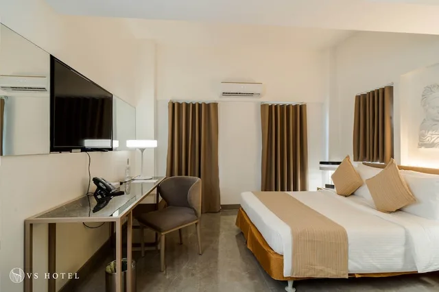 غرفة قياسية بسرير كوين، VS Hotel 1/6