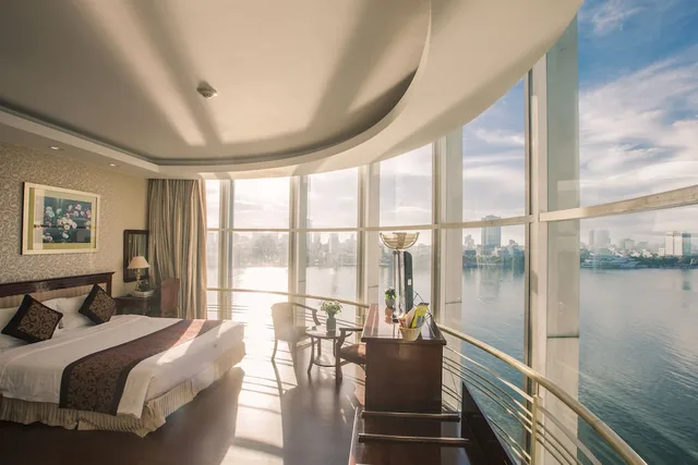 Luxury, King Bed, River View, Sun River 2/3