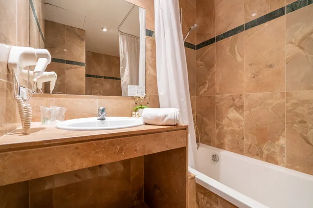 غرفة مفردة، Glories Hotel 6/16