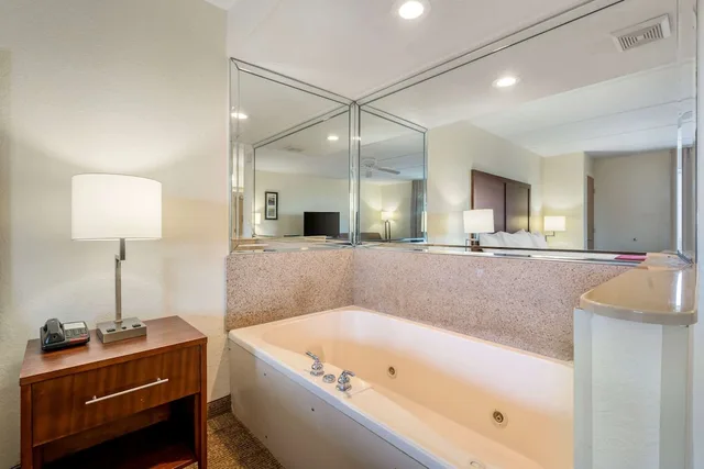 غرفة بسرير كينج مع أريكة بحوض جاكوزي، Comfort Inn Kissimmee Lake Buena Vista South 9/10