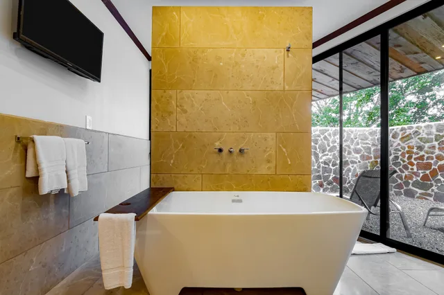 جناح شهر العسل بسرير كينج، Hacienda Guachipelin Hotel 10/10