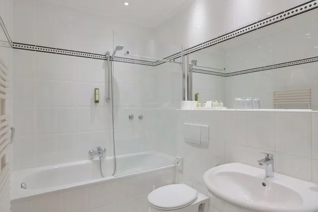 غرفة قياسية ثلاثية بسريرين منفصلين مع أريكة، Hotel Salzburger Hof 6/7