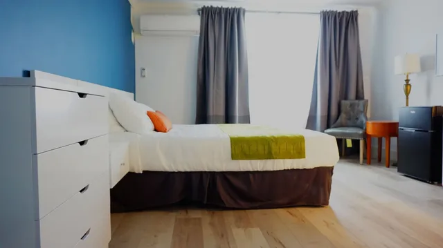 غرفة قياسية بسرير كوين، Hometel Suites 9/10