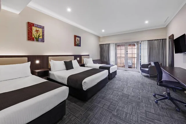 Upgrade, Suite, Queen and Twin Beds، Quality Hotel Melbourne Airport 1/2