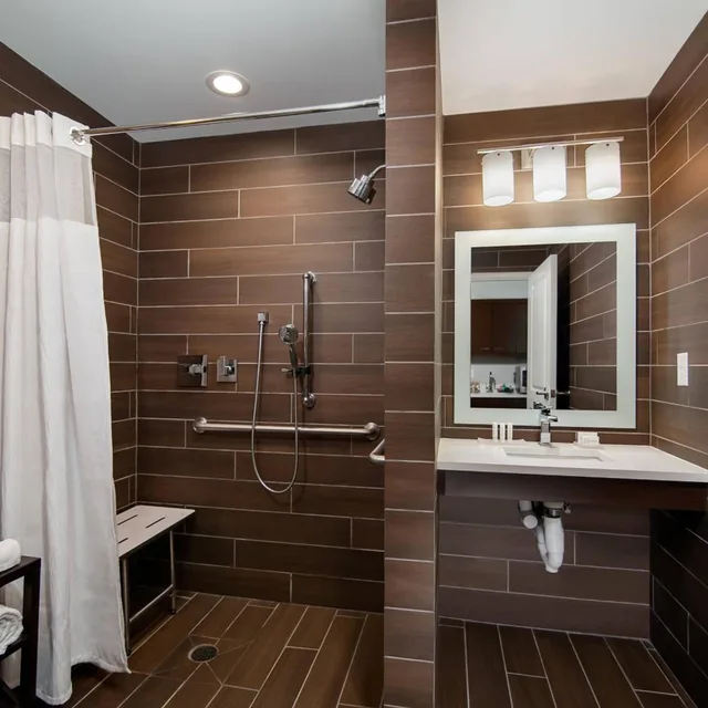 جناح بسرير كوين بغرفة نوم واحدة مع أريكة، TownePlace Suites Fort Worth University Area/Medical Center 5/7