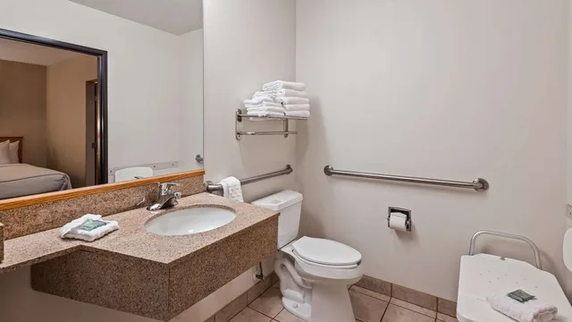 جناح بسريرين كوين مع أريكة لذوي الإعاقة، Best Western Golden Spike Inn & Suites 4/4