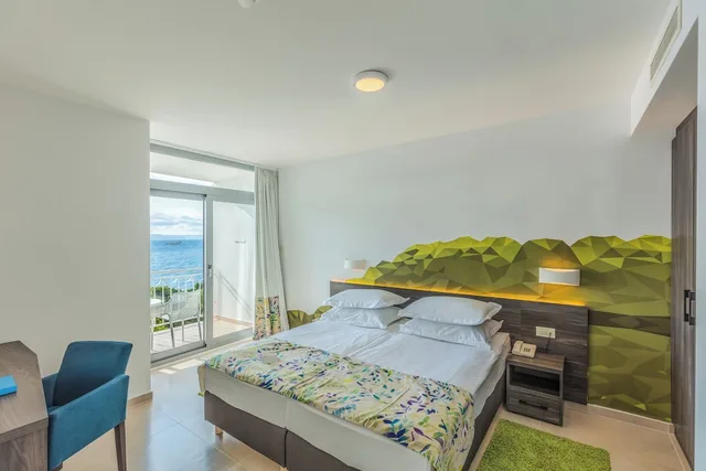 جناح بسريرين منفصلين بشرفة مع أريكة، Bluesun Hotel Alga 2/7