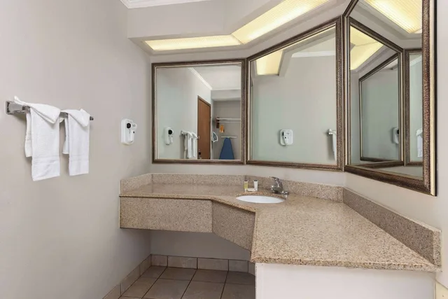 جناح بسرير كينج، Days Inn & Suites By Wyndham Kansas City South 4/4