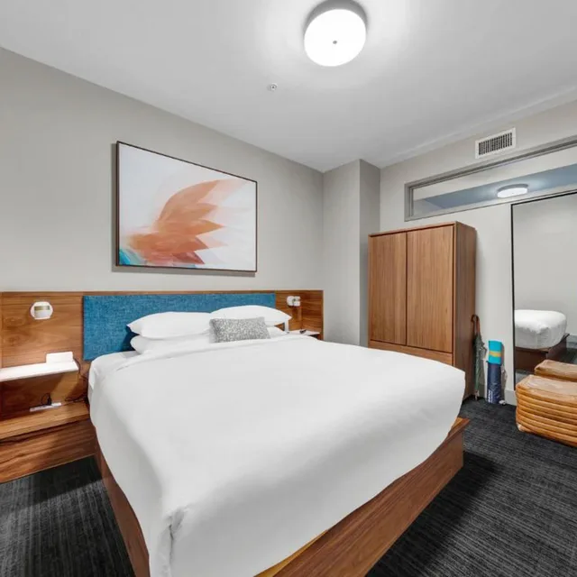 جناح بسرير كينج وسرير بطابقين، The Kimpton Schofield Hotel 1/7