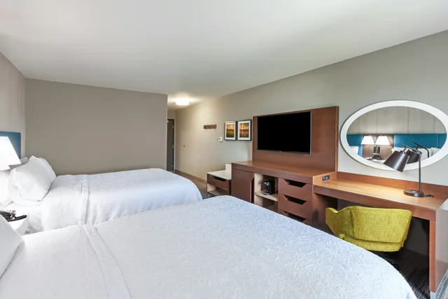 Room, 2 Queen Beds, Hampton Inn Gardner Conference Center 2/4
