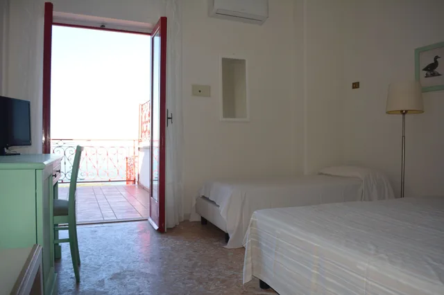 غرفة كلاسيكية بسريرين منفصلين بشرفة بإطلالة جزئية على البحر، Hotel Dania 3/10