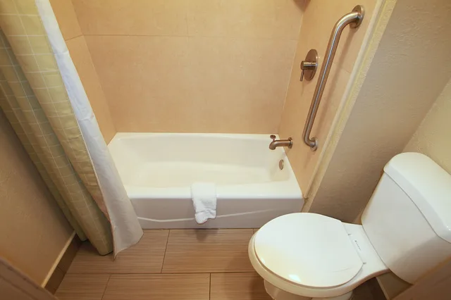 غرفة قياسية بسرير كوين، Travel Inn and Suites Flemington 7/7
