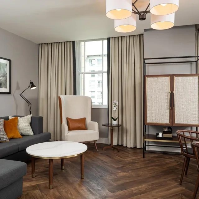 جناح، The Parkgate Hotel 3/6
