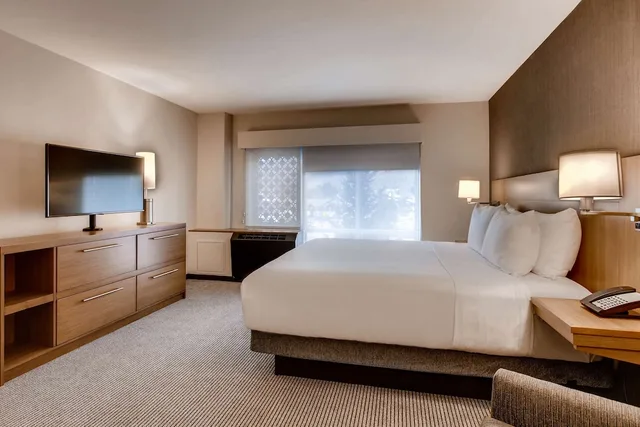 غرفة بسرير كينج مع أريكة، Hyatt Place Keystone 8/10