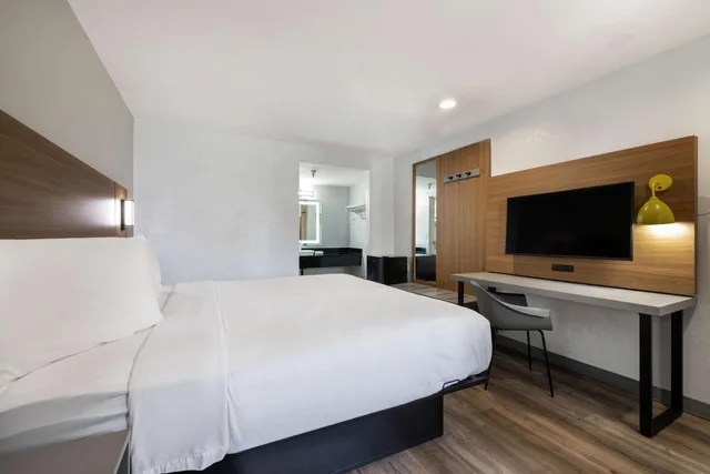 1 King Bed - Mobility Accessible Tub, Nsmk، Motel6 Santa Ana, CA 6/10