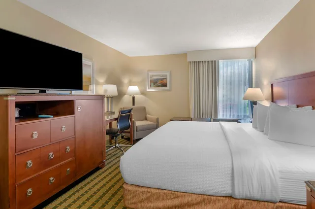 Room, King Bed, Bathtub, Accessible, Best Western North Roanoke 3/8