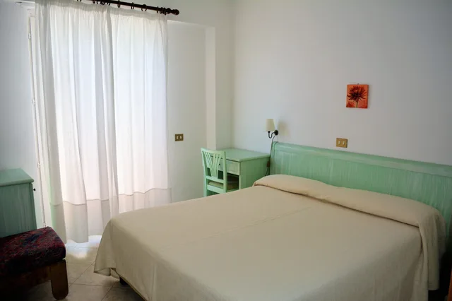 غرفة كلاسيكية بسريرين منفصلين بشرفة بإطلالة جزئية على البحر، Hotel Dania 2/10