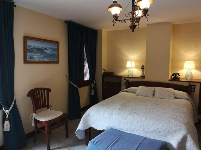 غرفة رومانسية كبيرة بسرير مزدوج، Hotel Triskel 2/3