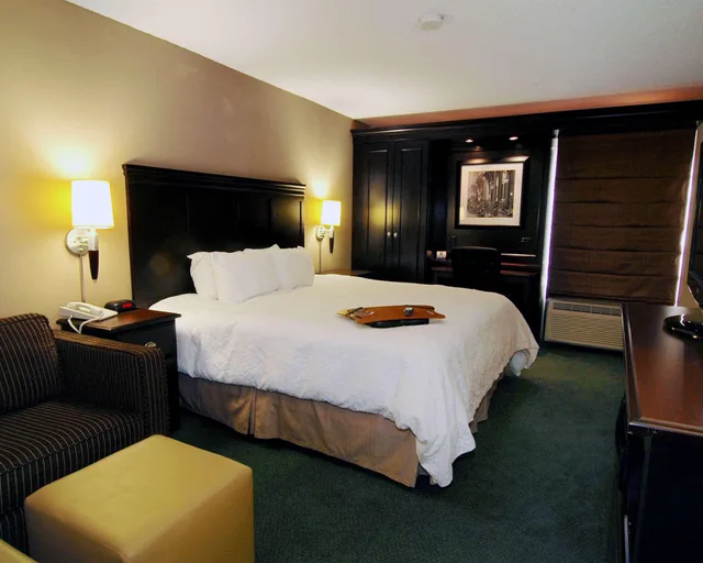 غرفة بسرير كينج للمدخنين، Quality Inn and Suites North Little Rock 3/4