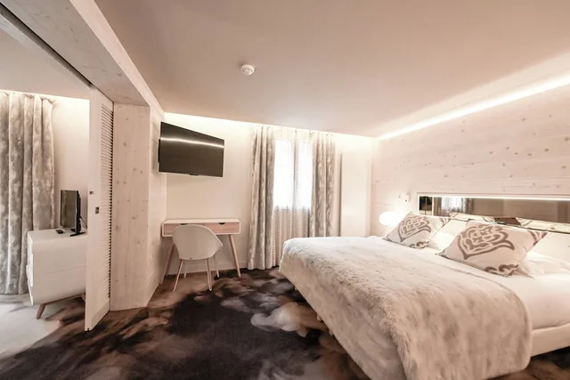 جناح بسرير كينج مع أريكة، Hôtel Tsanteleina 1/8