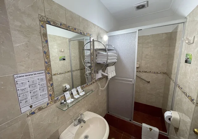غرفة قياسية رباعية بسرير مزدوج وسريرين منفصلين، Hotel Rojas 7/9