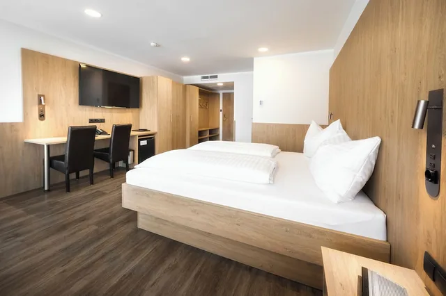 First Class, King Bed، Novapark 2/4
